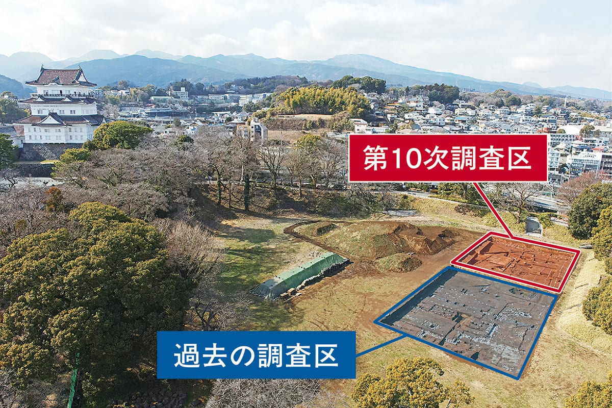 御用米曲輪の調査区全景。手前が過去の調査区（青枠）、奥が第10次調査区（赤枠）。背景に小田原城天守。