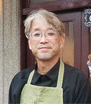 薬膳喫茶KURAの店主・飯山さん