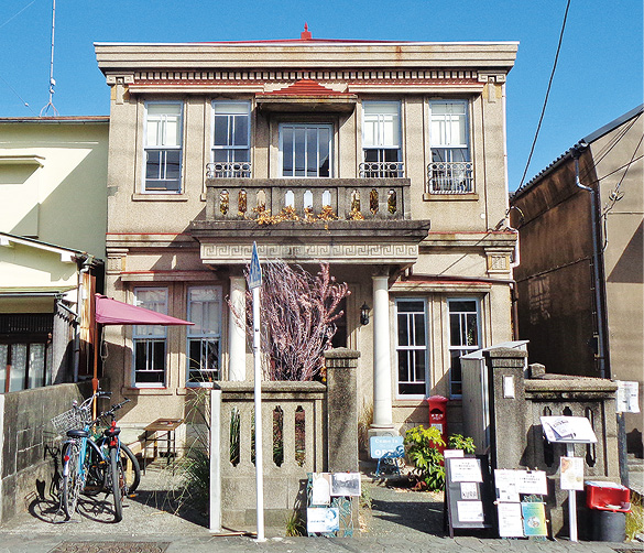 薬膳喫茶KURA（旧朝倉邸）の外観。洋館をイメージさせる看板建築の木造2階建て。